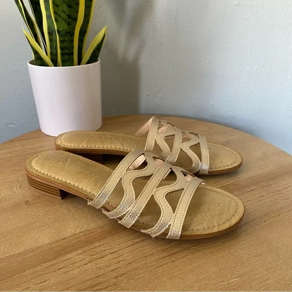 NEW Kelly & Katie Kenzy Gold Sandals - Picture 1 of 9